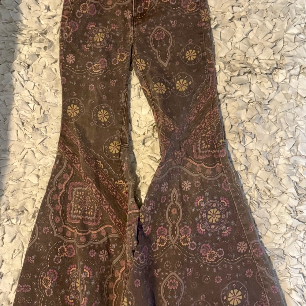 ✨ “Hard-to-find printed We The Free flare jeans.”